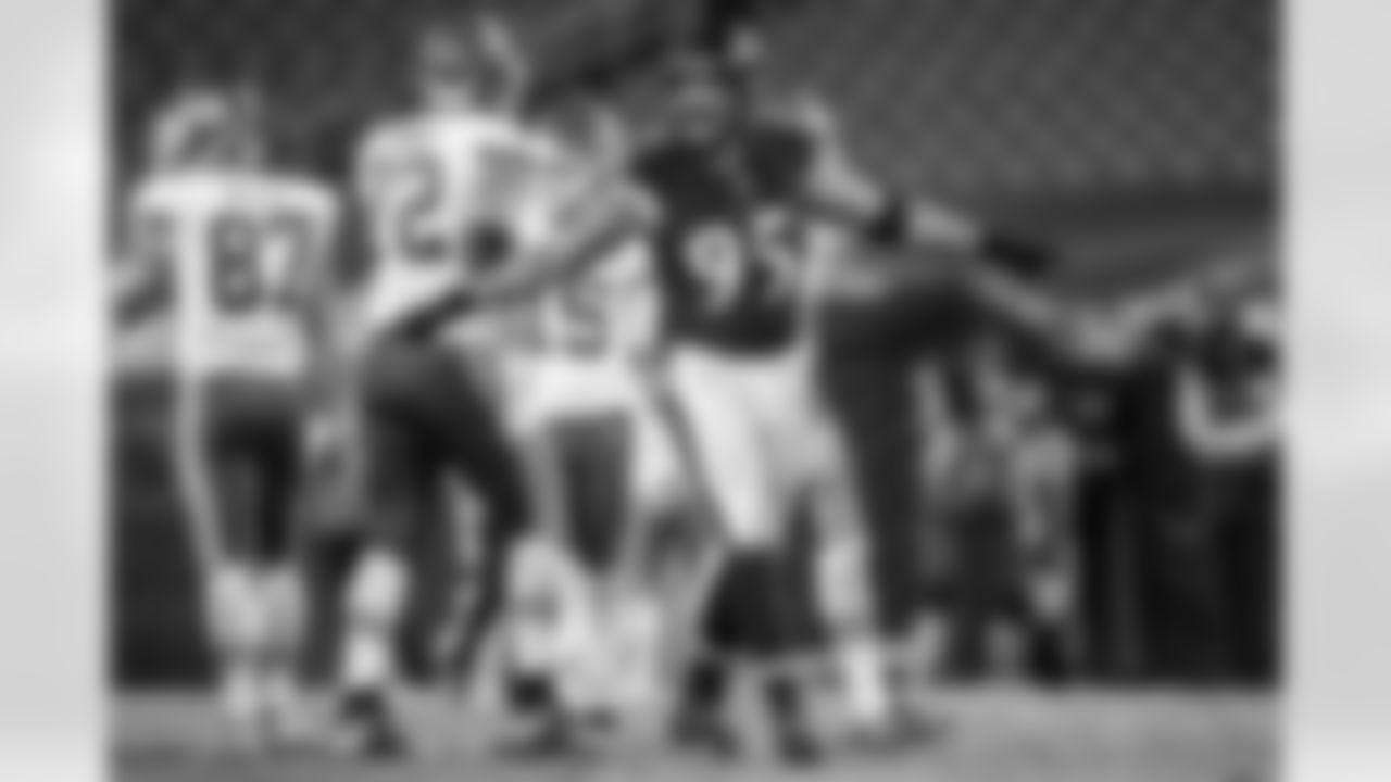 DE Derek Wolfe