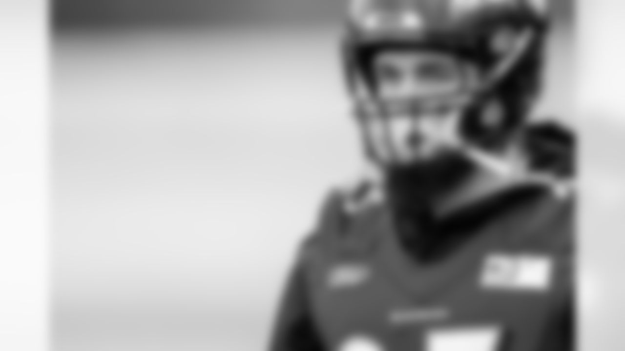 DE Derek Wolfe