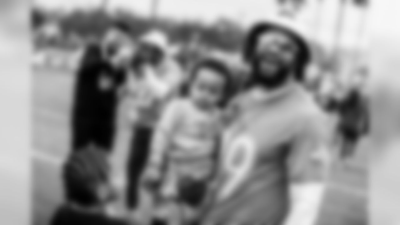 S Earl Thomas III with his children at 2020 Pro Bowl