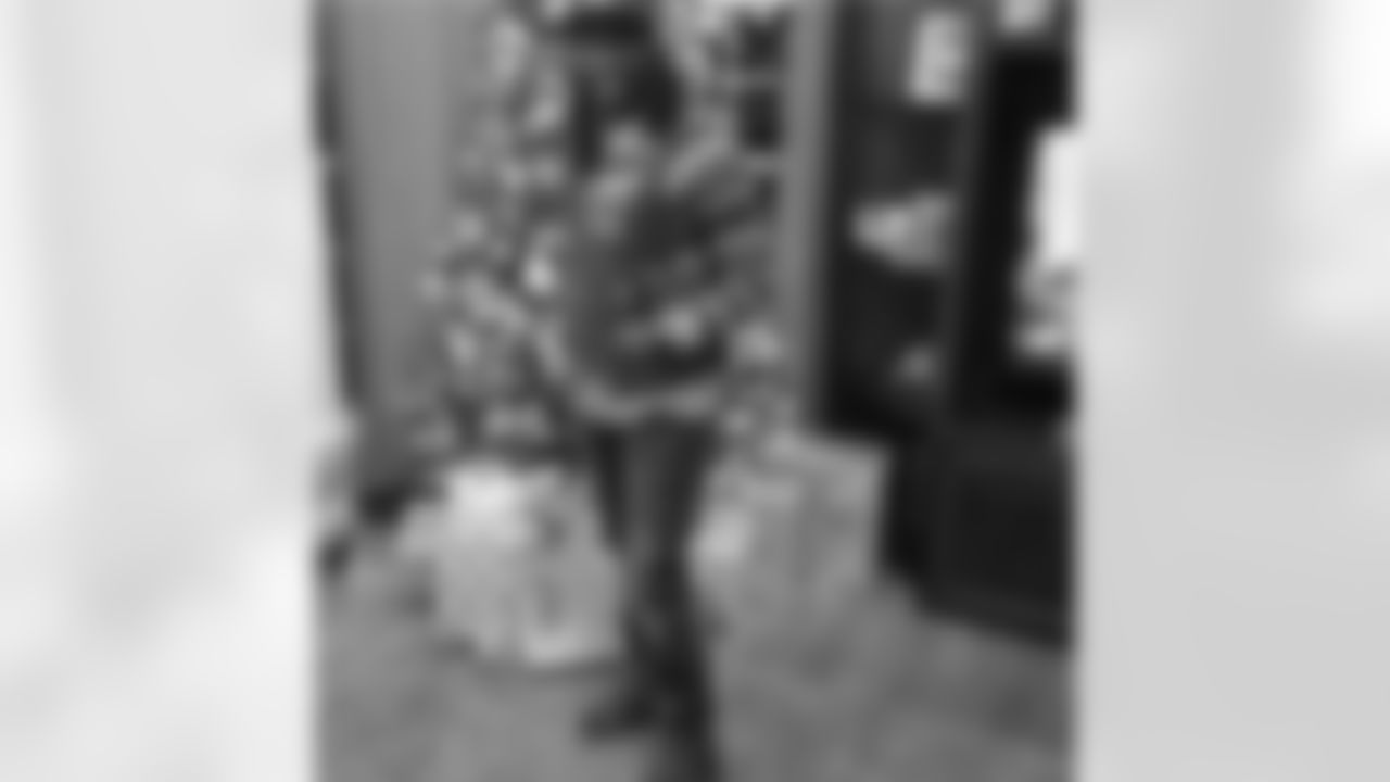 l_webb21 [Lardarius Webb]: @certifiedflyguy hooked me up for @grahamali23 tacky sweater party!