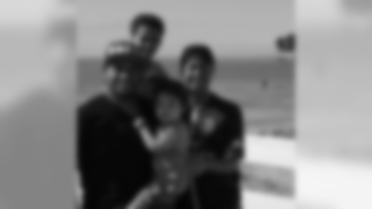 aceandsmitty[Steve Smith Sr.]: Smithgang... on midmorning stroll...Family time is a MUST#stevesmithsr #agent89sr