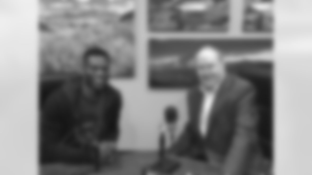 Benjaminswatson [Benjamin Watson]: A pioneer in parenting and godly resource for millions of families. We were raised on his books! Pleasure to finally meet Dr James Dobson @drjamesdobsonft #NewDadsPlaybook