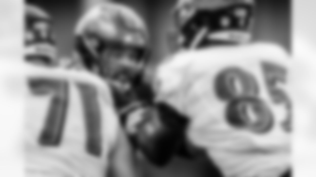 DE Derek Wolfe