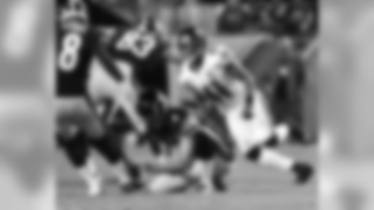 DB/LB Anthony Levine Sr.