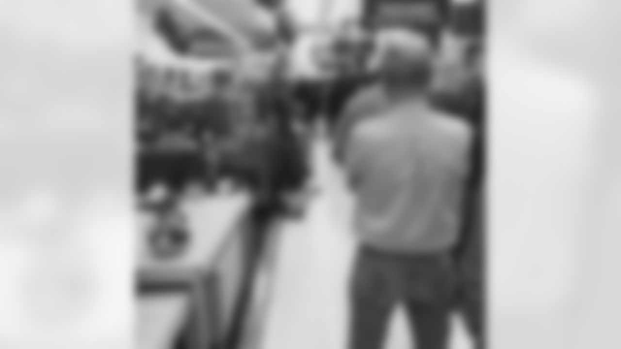 jforsett[Justin Forsett]: So I thought I was just going to make a quick stop by the grocery store for some Simply Lemonade & ran into this line for check out #SillyMe