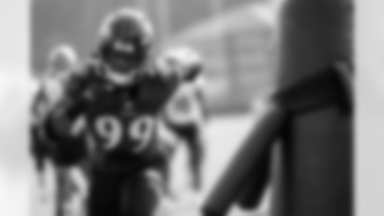 Odafe Oweh Closes Quickly
The athleticism the Ravens saw when they drafted the rookie edge defender has stood out on the field. He had one particularly eye-opening play during Friday's practice, showing all of his speed while chasing quarterback Tyler Huntley. Oweh is displaying the quickness to make plays as a run defender and rusher.