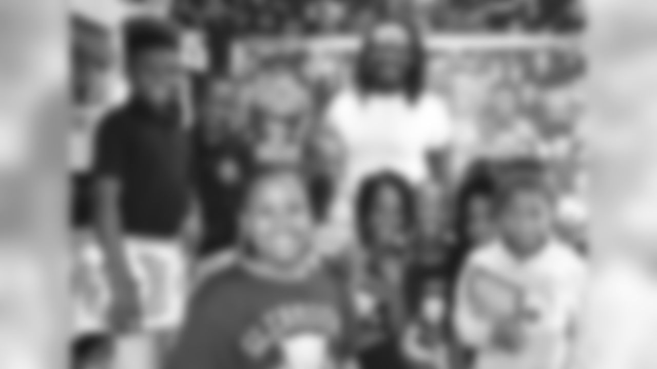 brandoncarr39 [Brandon Carr] 1000 books went home with the students at Glenmount Elementary. Look at those smiles! Special thanks to the Maryland Book Bank and the Raven Book Mobile. #CarrCaresFoundation #LetsRead #TackleLiteracy