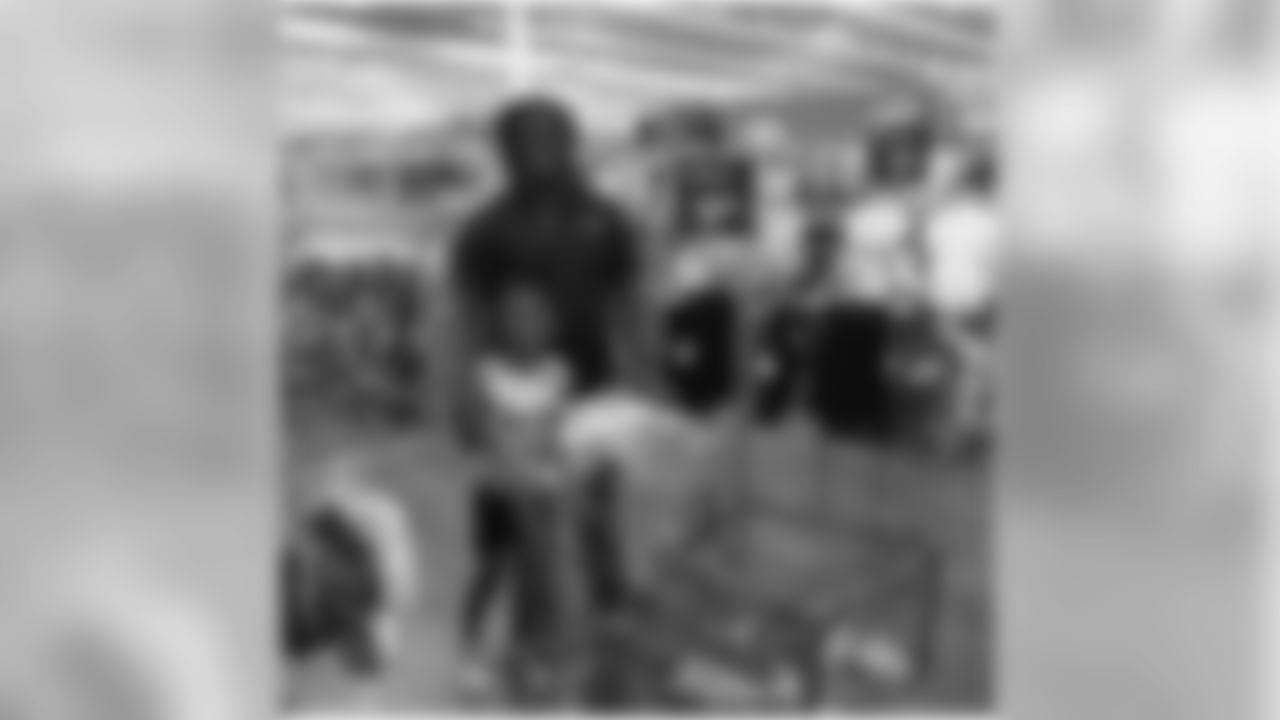 umearl [Willie Henry] Working with Trenchwork Foundation alongside @trenchwork94 to rebuild communities in need. Yesterday we spent the day in Detroit giving our time and resources to some great kids. We went on a shopping spree and gave a donation to the PAL football program. We also had the opportunity to talk to a high school football team about our journey and how to remain focused coming from an inner city. #trenchwork