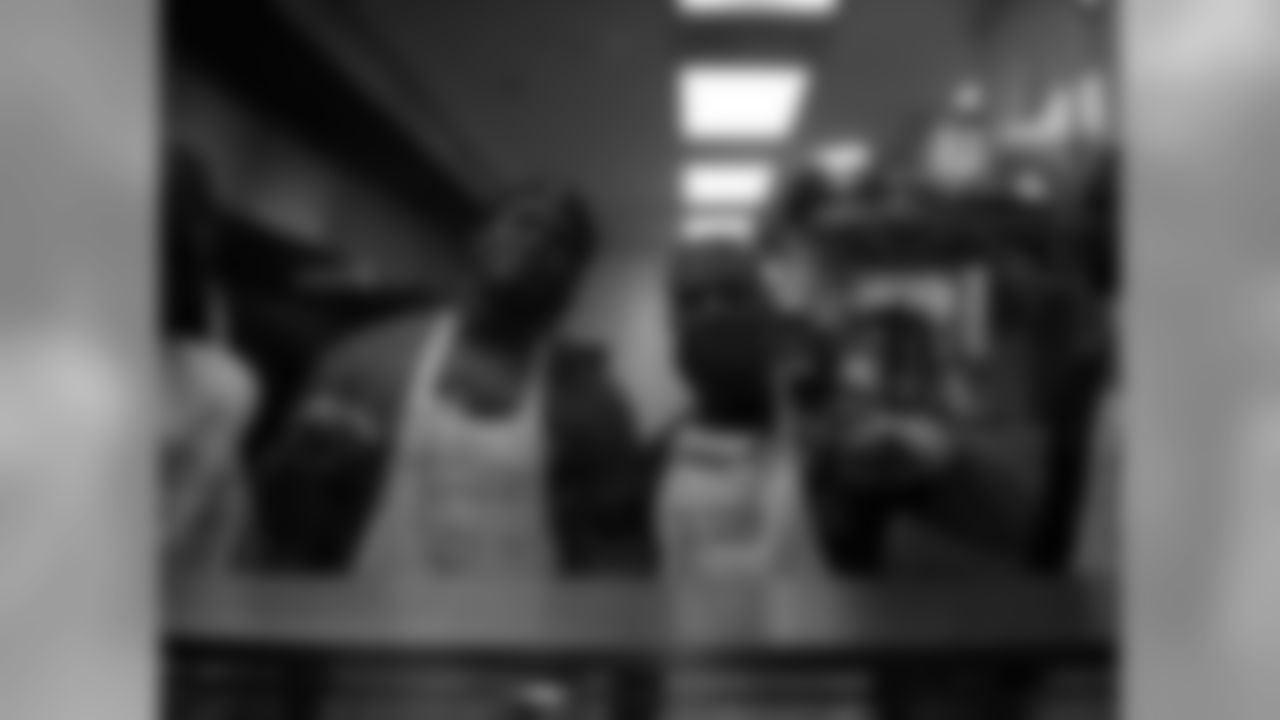 Bart Scott, Ray Rice, Edgar Jones, Derrick Martin and Antwan Barnes volunteer at the Helping Up Mission in downtown Baltimore to provide Thanksgiving meals in November 2008.
