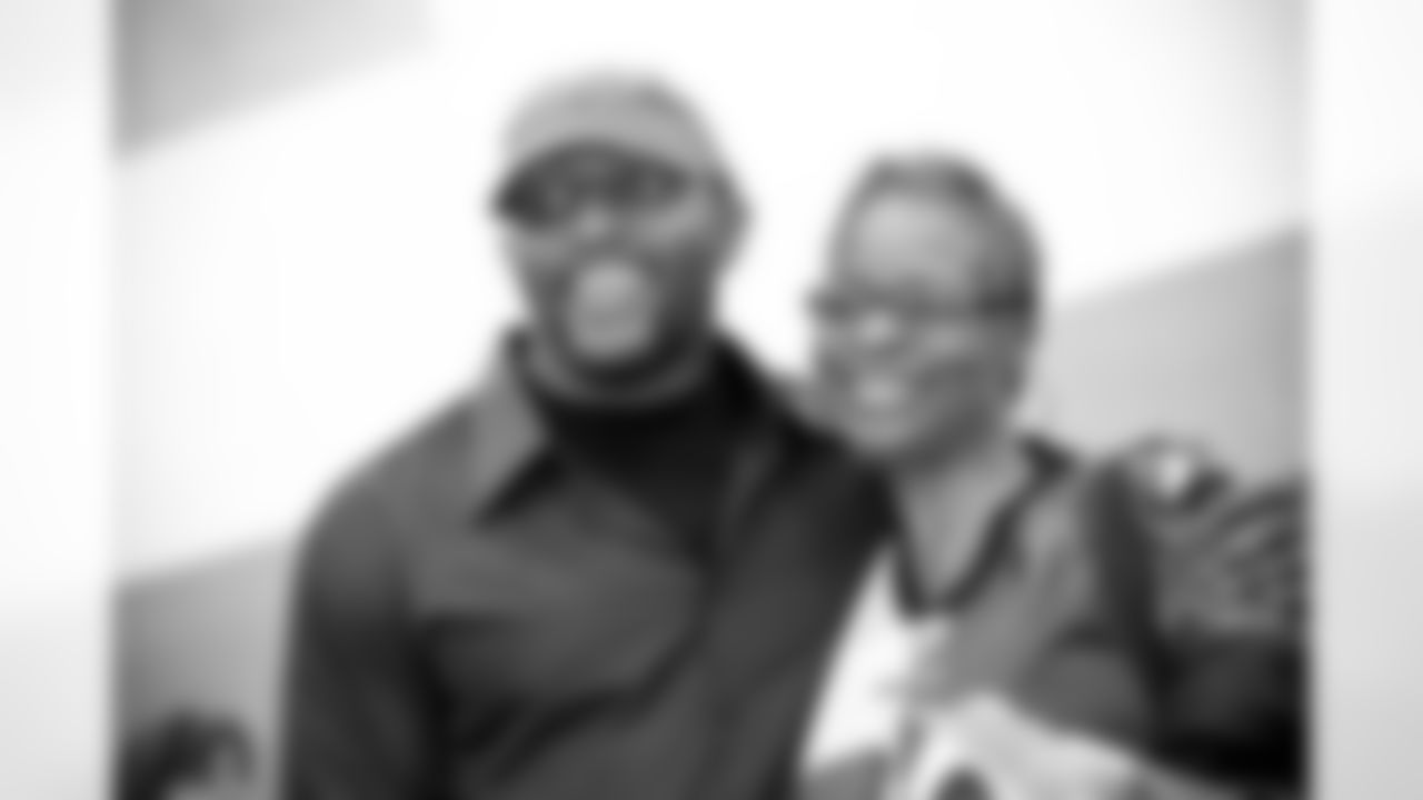 Ravens players, including LB Ray Lewis, RB Ray Rice, G Ben Grubbs and LB Jameel McClain provided Thanksgiving meals to 1,500 Maryland families this year. Each year, 235,000 people throughout Maryland rely on community feeding programs to avoid going hungr