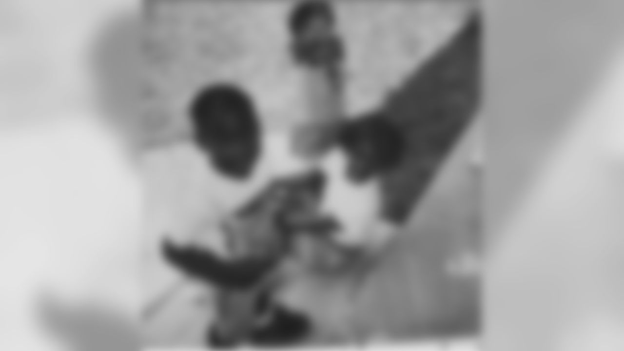 kapronlewis[Kapron Lewis-Moore]:Man the part in the hair. Overalls and fanny pack in fleek! haha #TBT