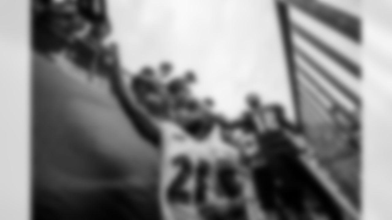 DB Lardarius Webb and WR Jeremy Maclin sign autographs for fans