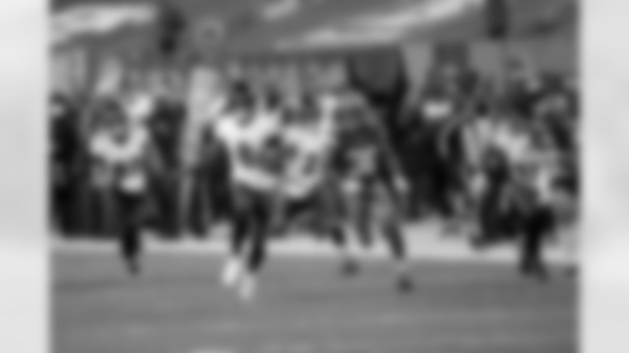 Baltimore Ravens QB Lamar Jackson (8) runs to the end zone for a touchdown against the Cleveland Browns on December 14, 2020 at FirstEnergy Stadium
