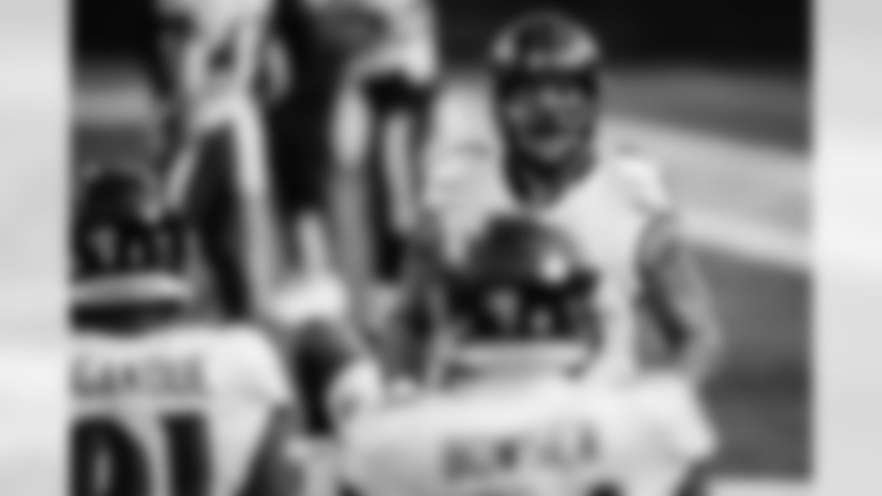 DE Derek Wolfe