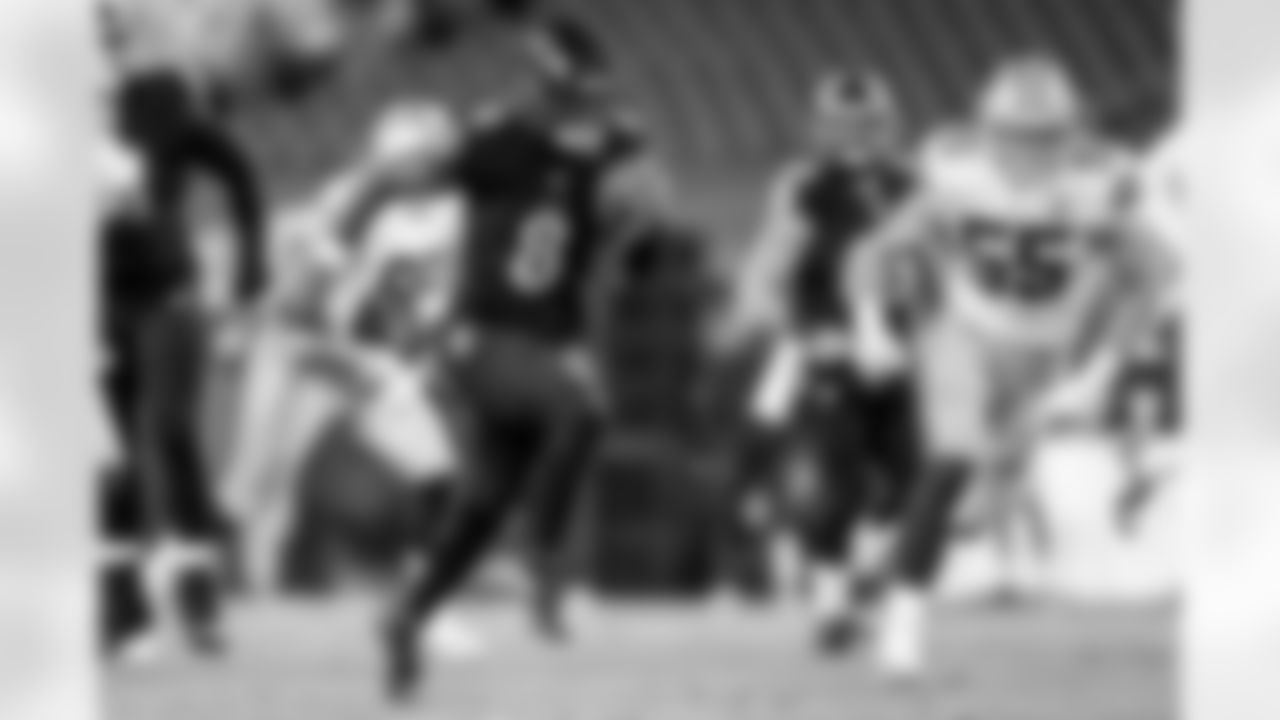 QB Lamar Jackson runs towards the end zone for a touchdown