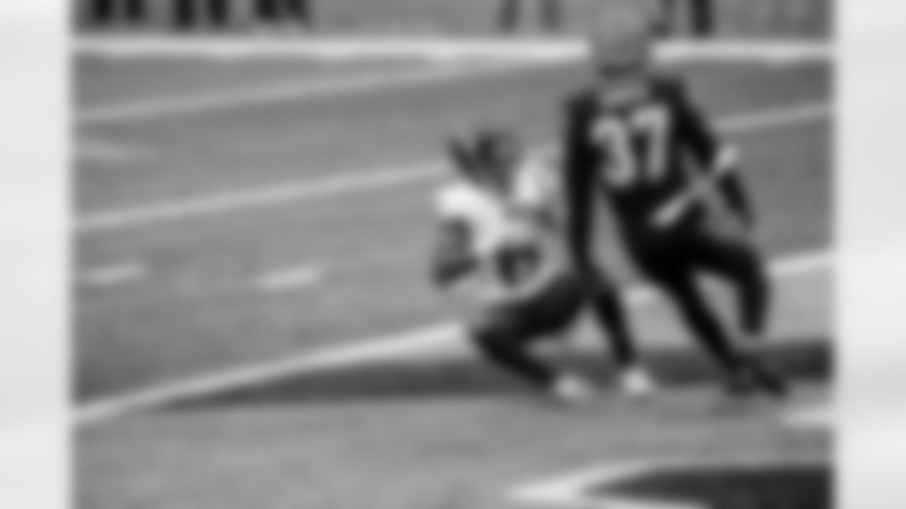 WR Marquise Brown catches a touchdown pass
