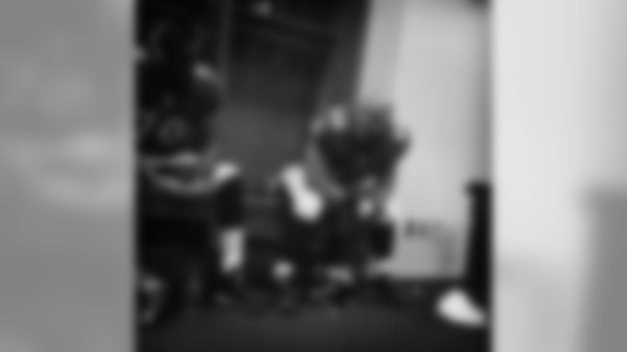 ginograd56 [Gino Gradkowski]: Never gets old! Thanks @eugenemonroe60 [Eugene Monroe] for the creep snap