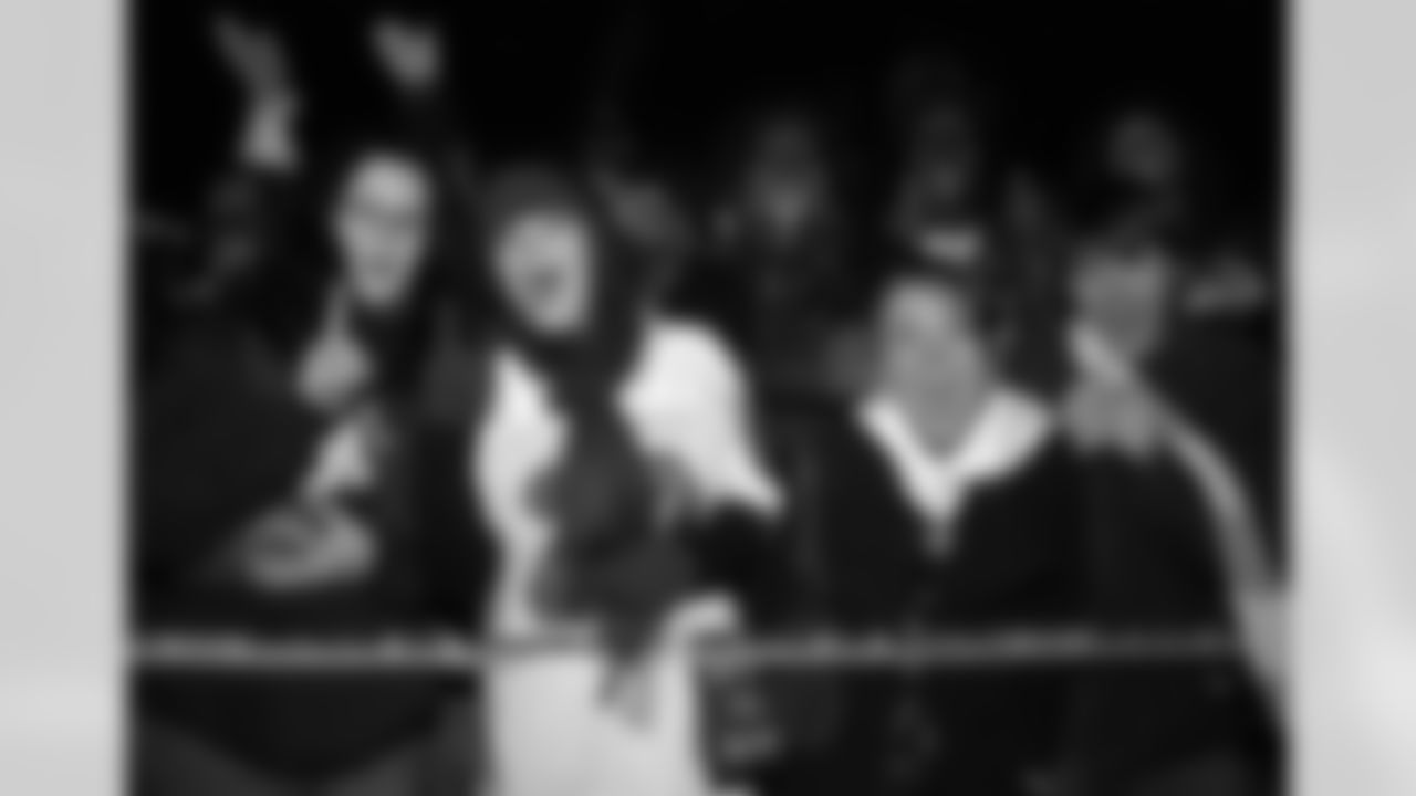 Nearly 1,000 fans gather in Owings Mills to show their support for the Ravens after they play in the AFC Championship game in January 2009. [Courtesy of Cappy Jackson]