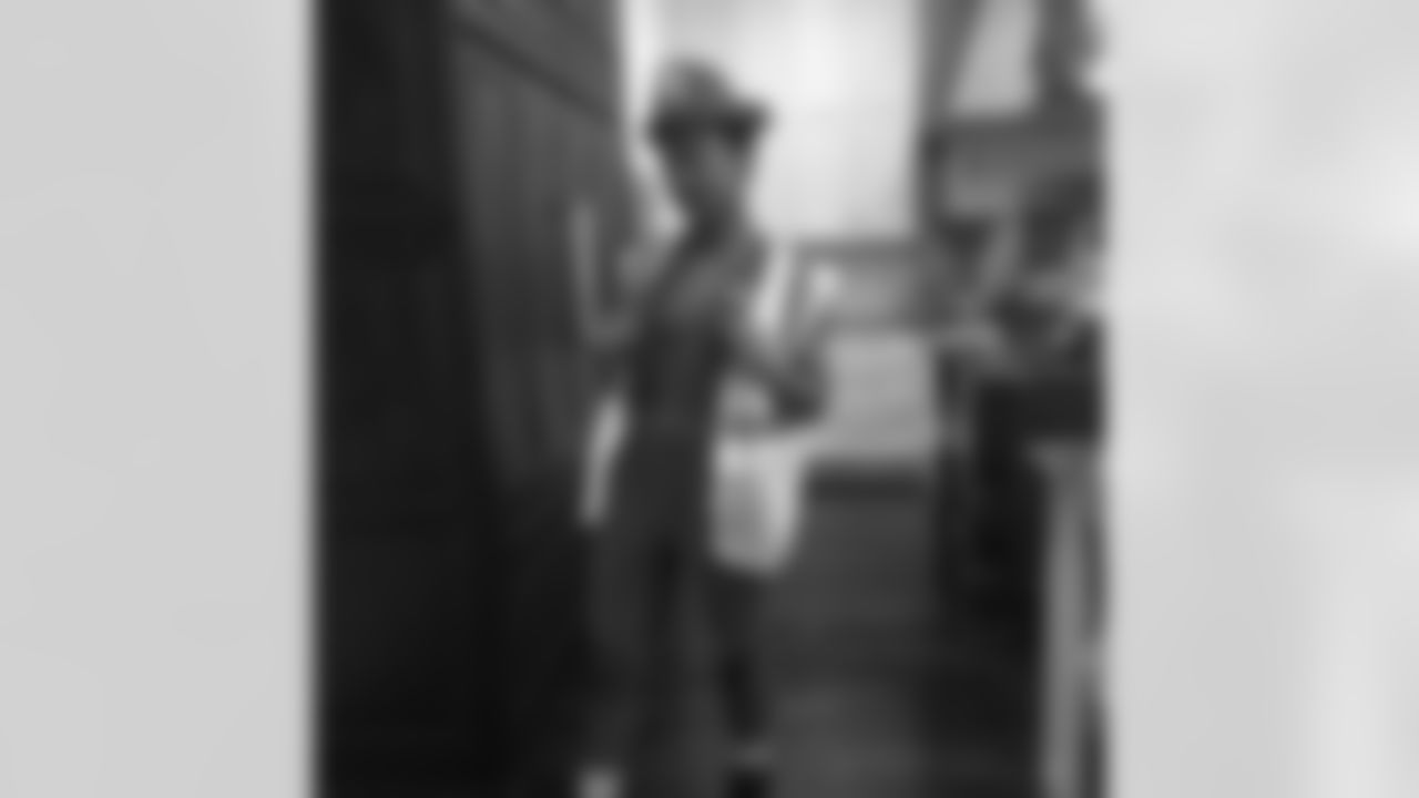 aceandsmitty[Steve Smith Sr.]: So apple doesn't fall far from the tree. #smithfamily luvs to have fun @peytondsmith is a clown