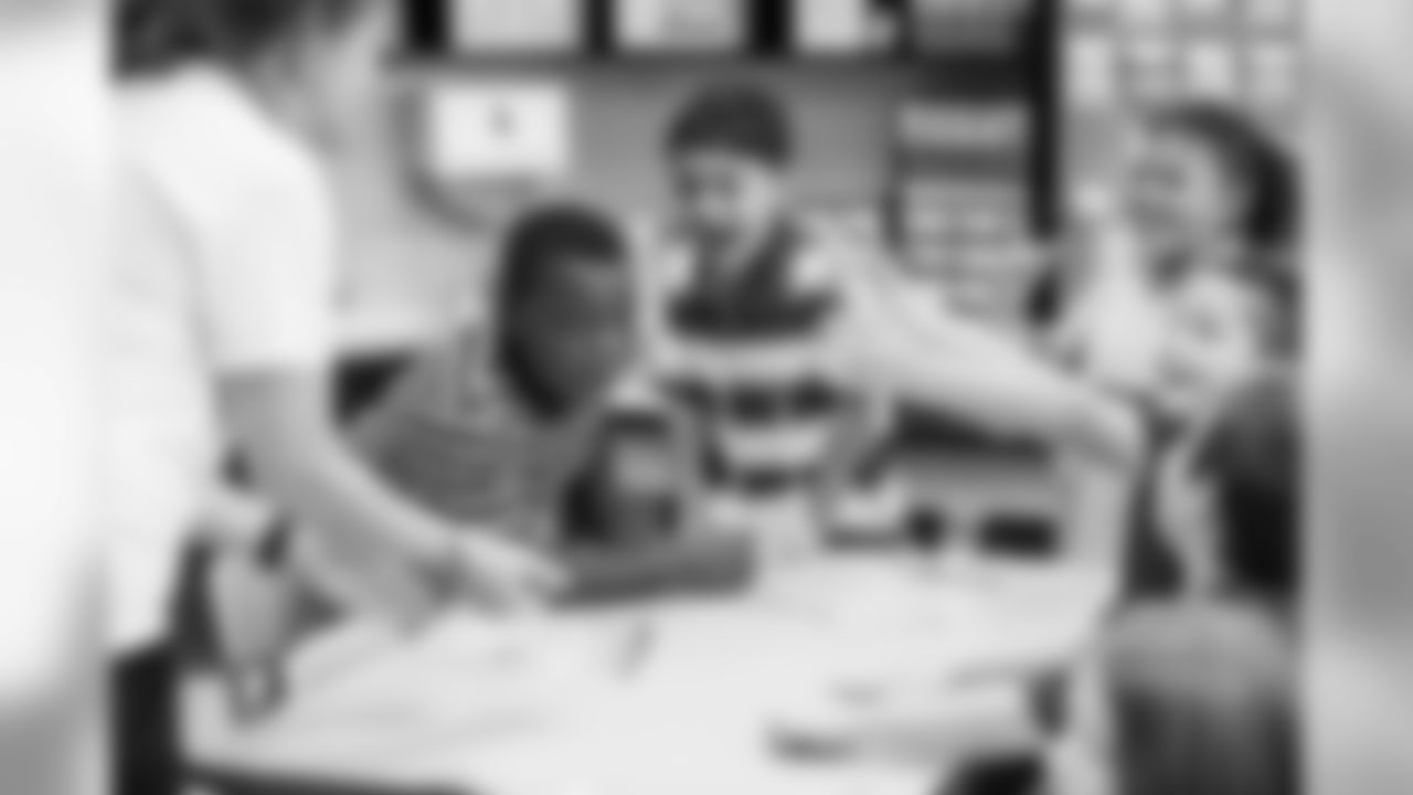 CB Brandon Carr visits Norwood Elementary in honor of the Ravens Huddle for 100