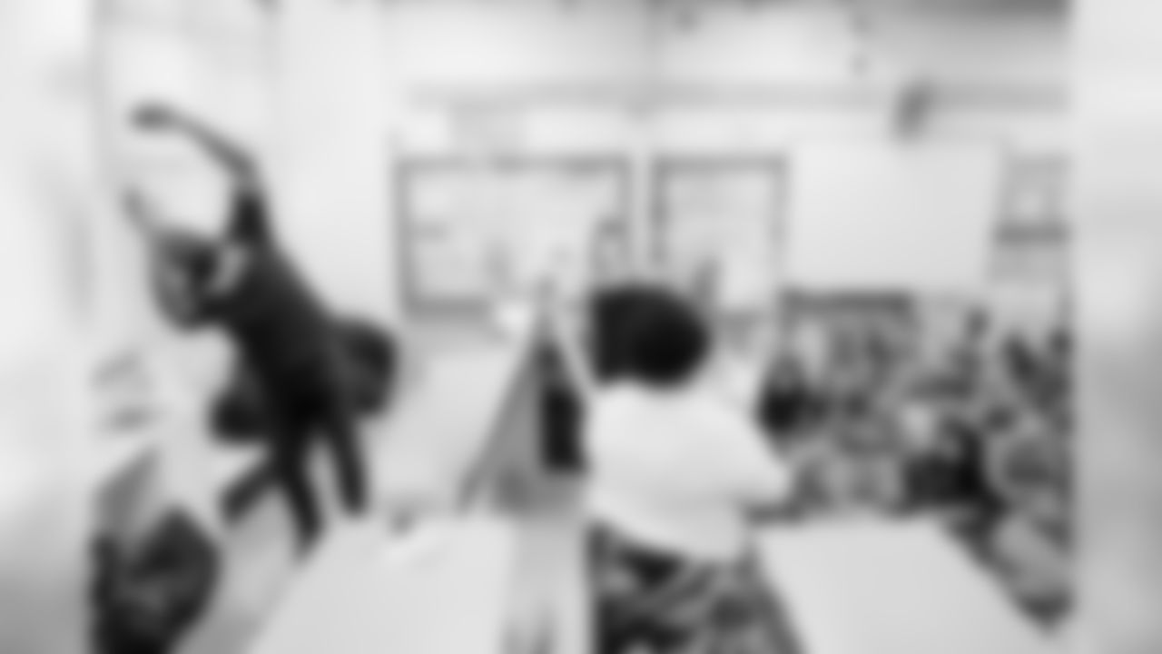 CB Brandon Carr visits Norwood Elementary in honor of the Ravens Huddle for 100
