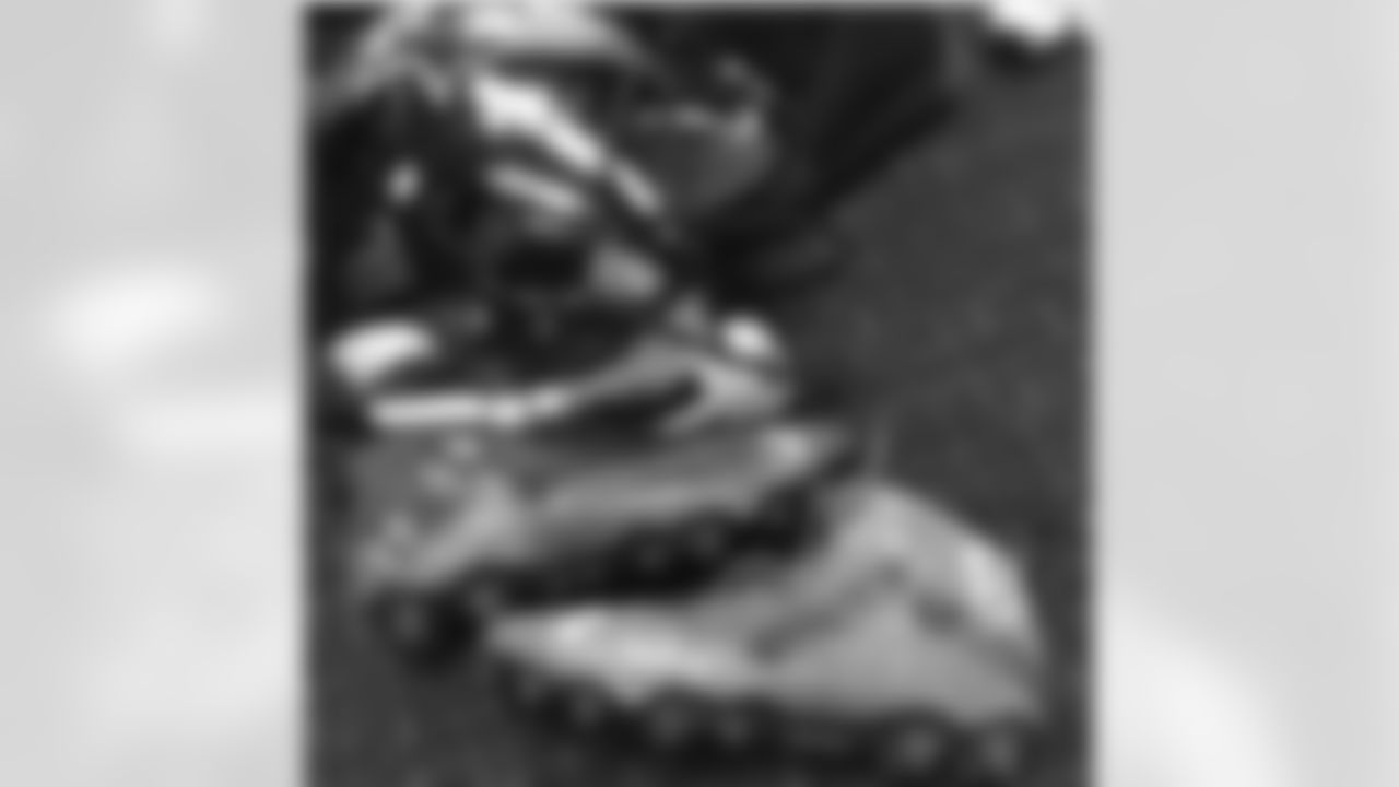 morgancox46 [Morgan Cox]: Proud to rep teal today in support of @colleensdream! Wearing these cleats to help spread #ovariancancer awareness. #MyCleatsMyCause #Ravens #NFL