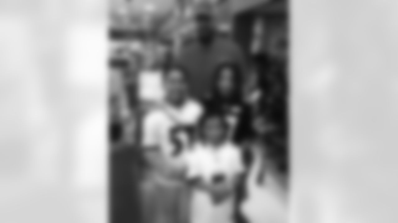 crockettgillmore [Crockett Gillmore]: "To Whom much is given, much is expected..." Happy to be a part of the @Ravens 12th Annual Holiday Helpers Event! Thanks to @Target and @AceAndSmitty for hosting again this year, my kids went straight for the Apple Products #ShouldveAskedForAn80Jersey #HolidaySeason #MyDaddySaid #ItsBetterToGiveThanReceive