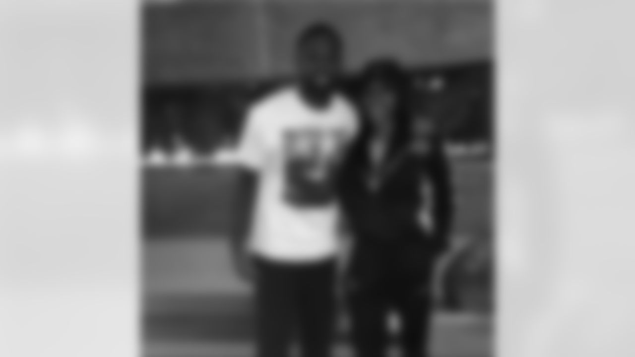 torreysmithwr[Torrey Smith]: Everyone shoot my lil sis @quelzz13 a follow and wish her Happy Birthday