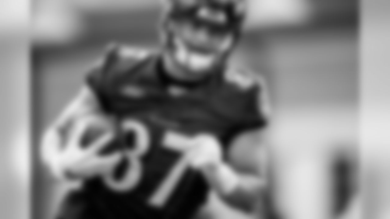 TE Eli Wolf