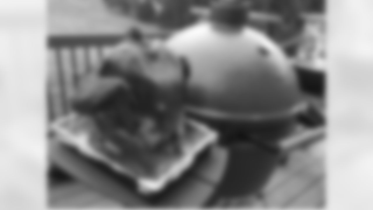 benjaminswatson [Benjamin Watson]: First thanksgiving with family since 2000. And they put me to work! First turkey on the BGE