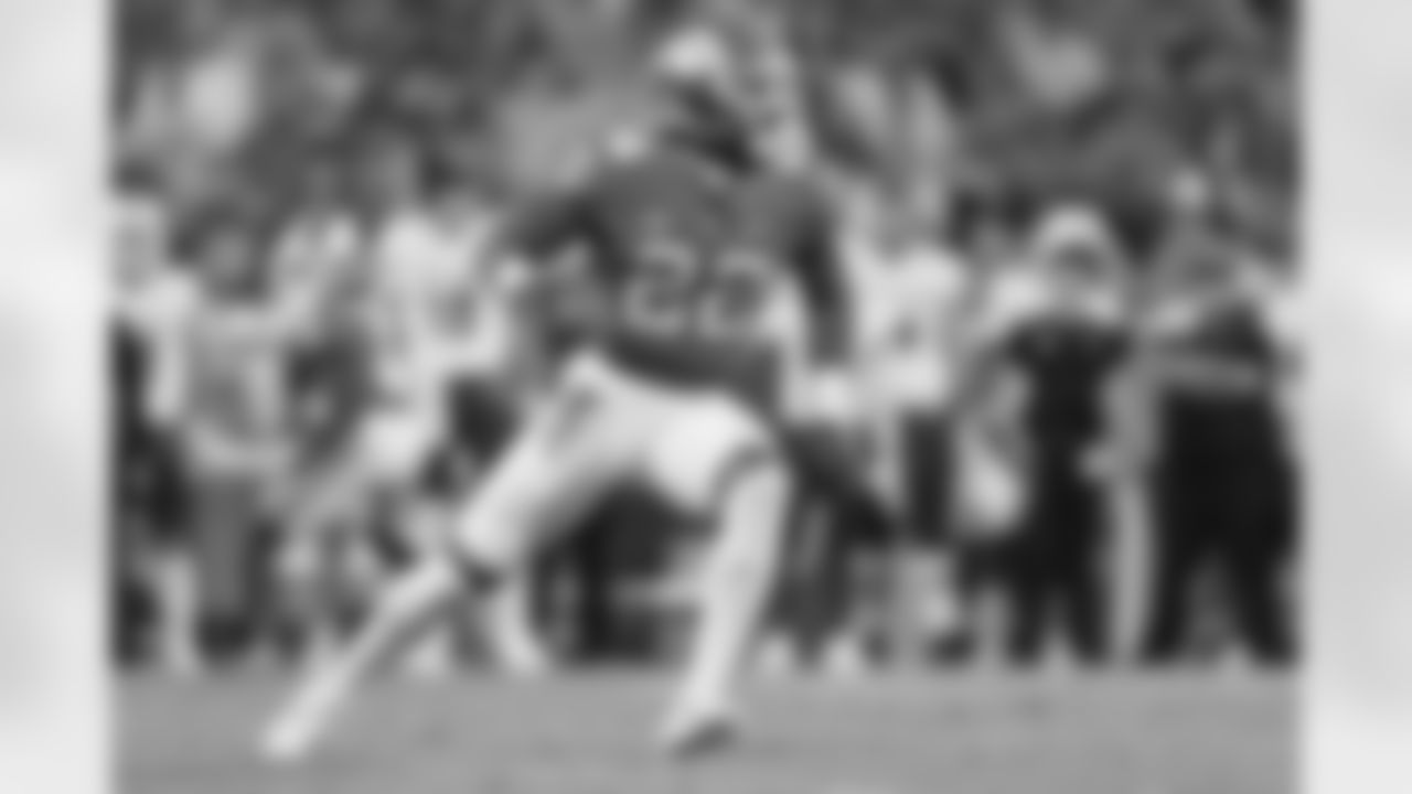 LB Trenton Simpson
