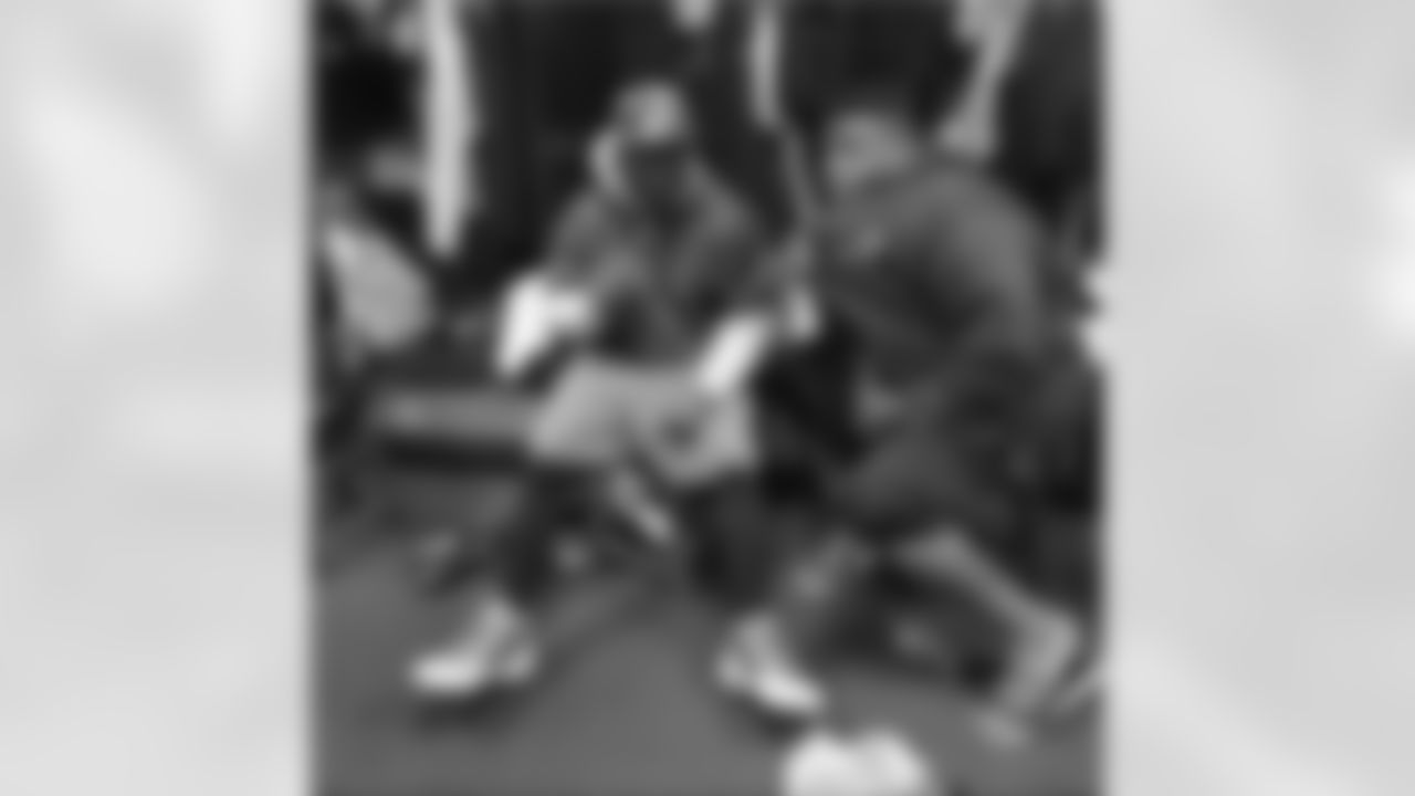 jforsett[Justin Forsett]: I'm a man of my word Oregon beat Cal last night so Haloti made me wear his Oregon gear and yes even his shoes! #StillGoBears #CalAllDay