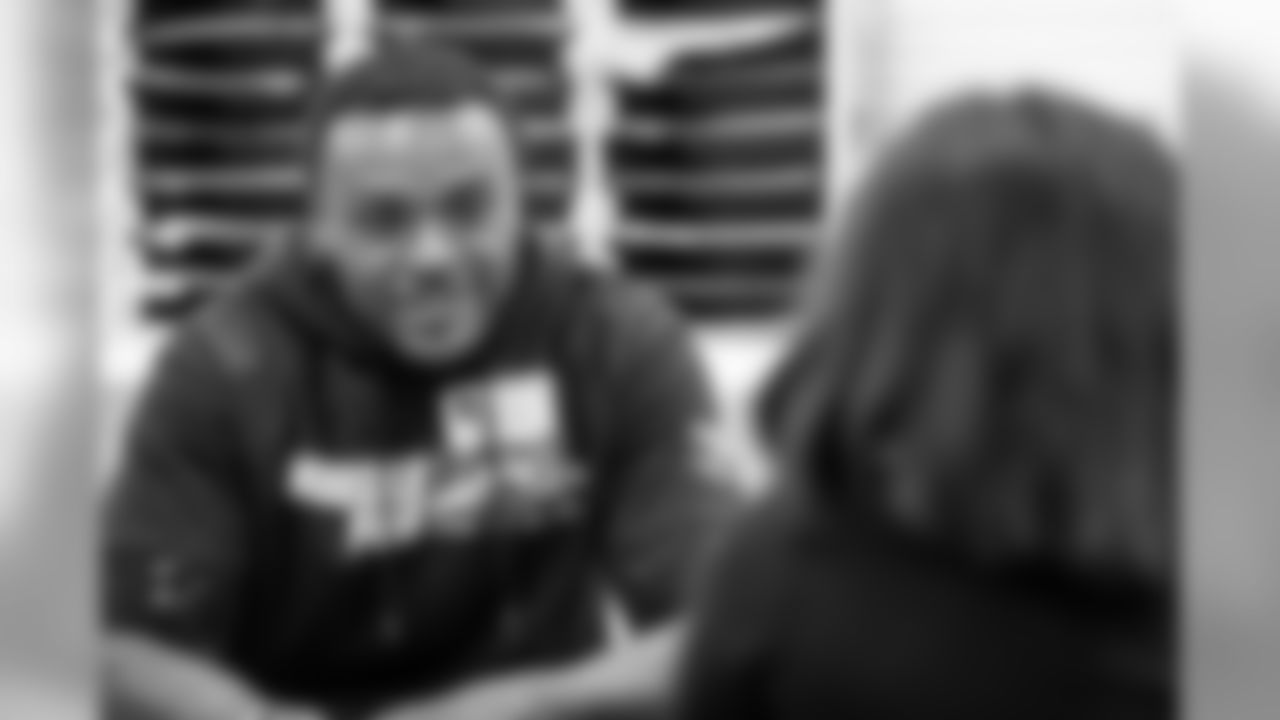 CB Brandon Carr visits Norwood Elementary in honor of the Ravens Huddle for 100