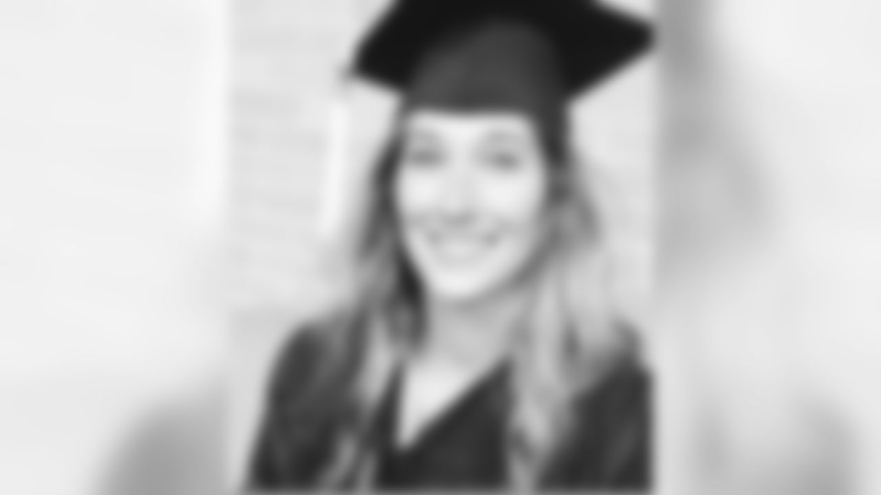 bkaufusi90 [Bronson Kaufusi]: Feeling so grateful for my beautiful wife. She is kind, selfless, & caring. She helps me to be a better man.#3years+