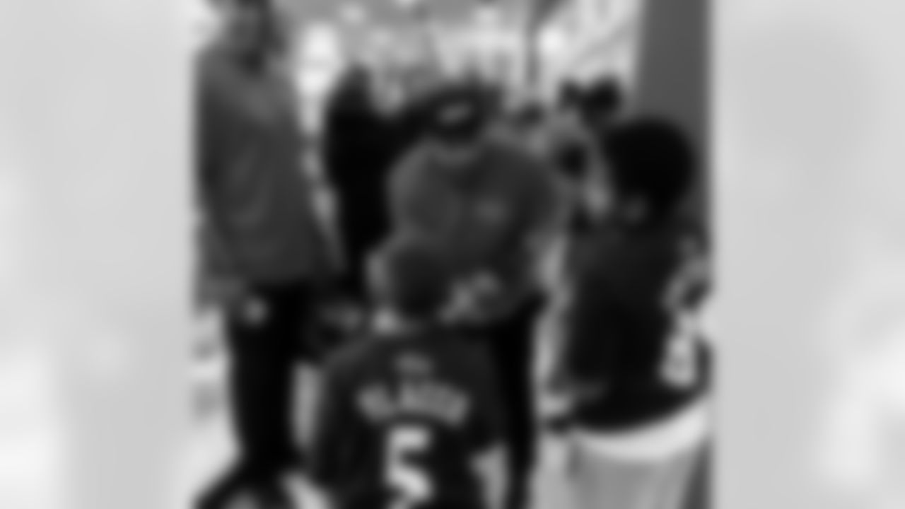 aceandsmitty[Steve Smith Sr.]: We had a great time. Holiday helper65 kids $200 a kid that's what Christmas is about giving not just receiving. Pizza party great timeThank you #target #oyosports @ravens #smithwpmoychallenge #agent89 #stevesmithsr #stevesmithfamilyfoundation