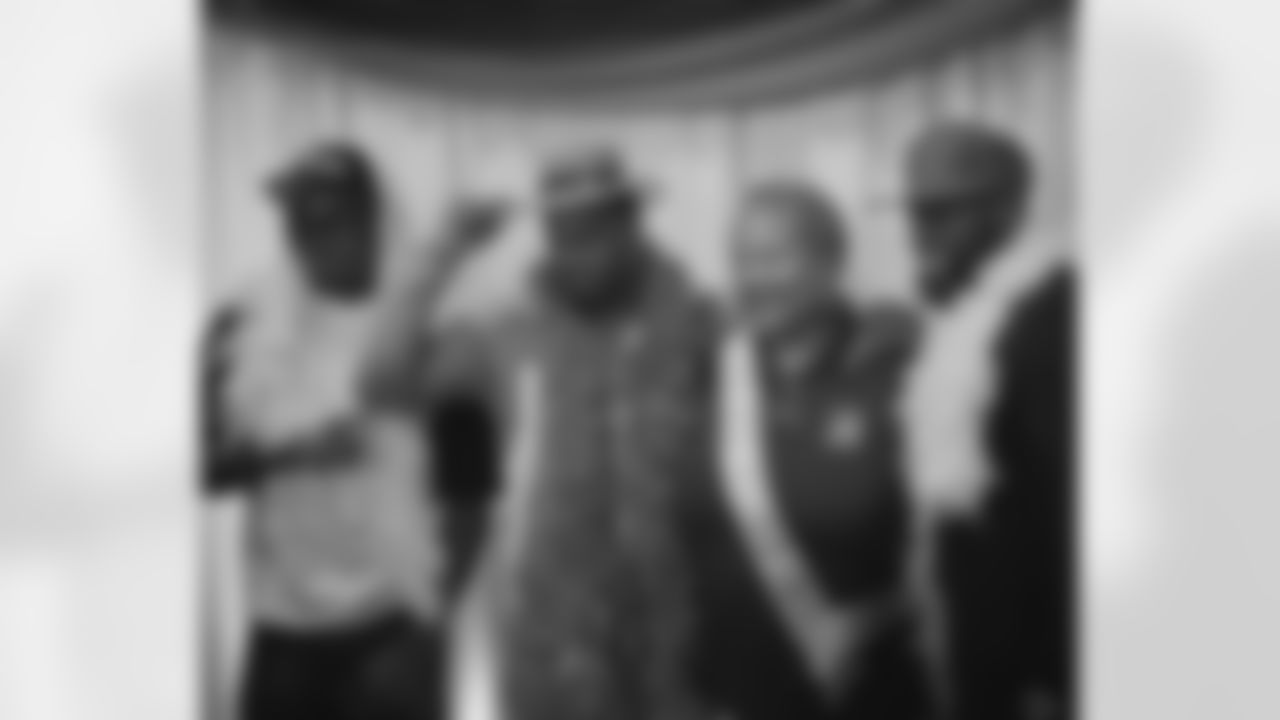 shareecewright24 [Shareece Wright]: Had a blast last night at the second annual #BCA sip N paint event. 100 beautiful strong women surviving and battling the disease. #ravensflock #nflpink