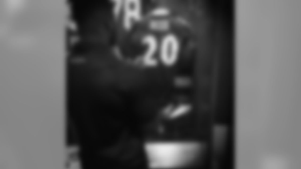 _showtime33 [Terrence Brooks]: Very High Expectations #Finesse Time to eat @walknhitstick26