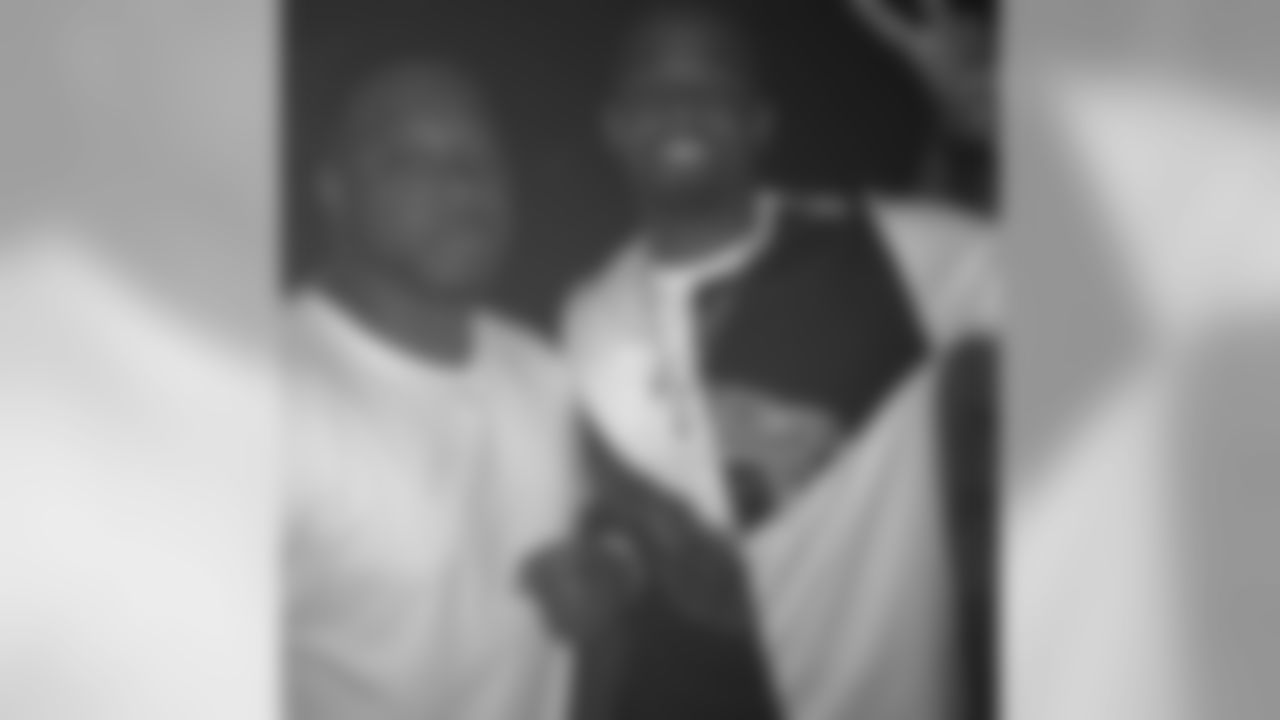 Maxxwilliams [Maxx Williams]: The look you make when you're trying to figure out what's on her head