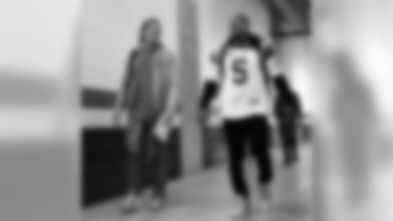 @tonyjefferson1 (Tony Jefferson) Gameday walk thru with my brothaaaa @mulatto10
