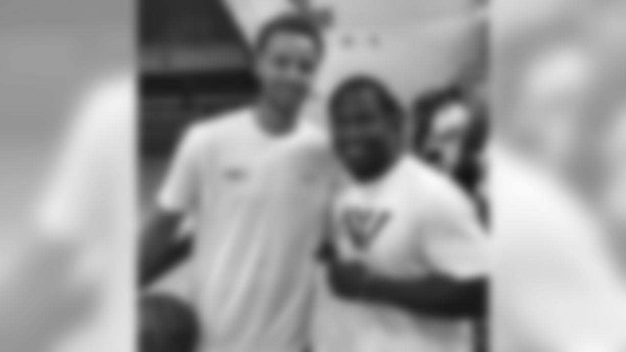 jforsett [Justin Forsett]: Great hanging with @wardell30 today great player but even better person! #ActiveFaith #DubNation #HadToRepresentTeamDarkSkinTho #UsedExtraFilterToBrightenPicture #SoYouCouldSeeMe