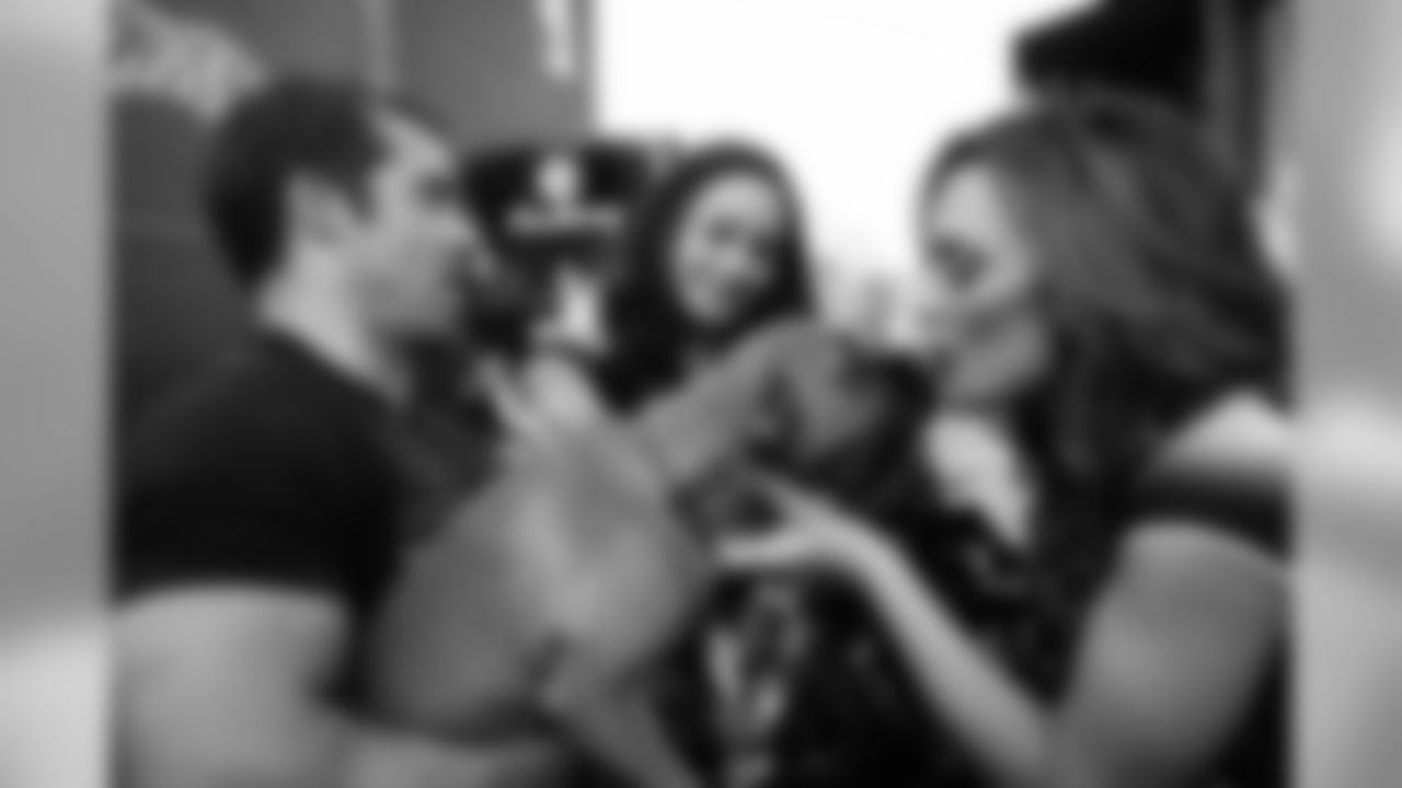 September 19, 2019
Ravens Bar Crawl in Federal Hill, Baltimore on September 19, 2019. The Ravens Cheerleaders, PlayMakers, Poe, and alumni ILB, Jameel McClain, and P, Kyle Richardson.
Bars visited were Wayward, Mothers, Nobles, Crossbar, and Magerks.