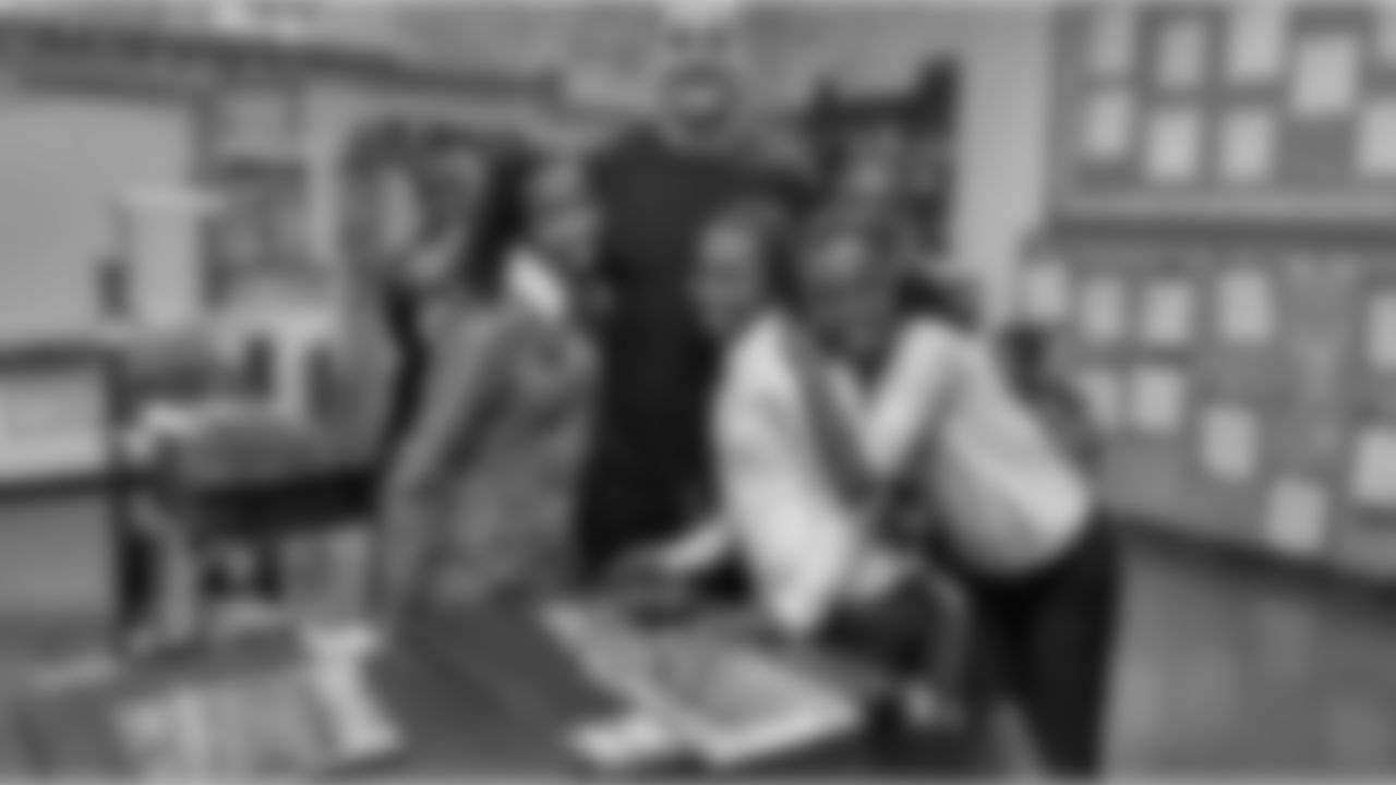 mikecamp15[Michael Campanaro]: Visiting the top readers at Charles Carroll Barrister Elementary.