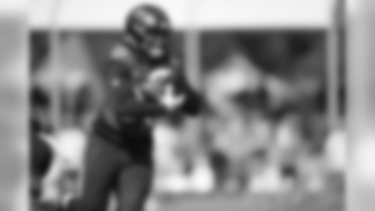RB Kenneth Dixon