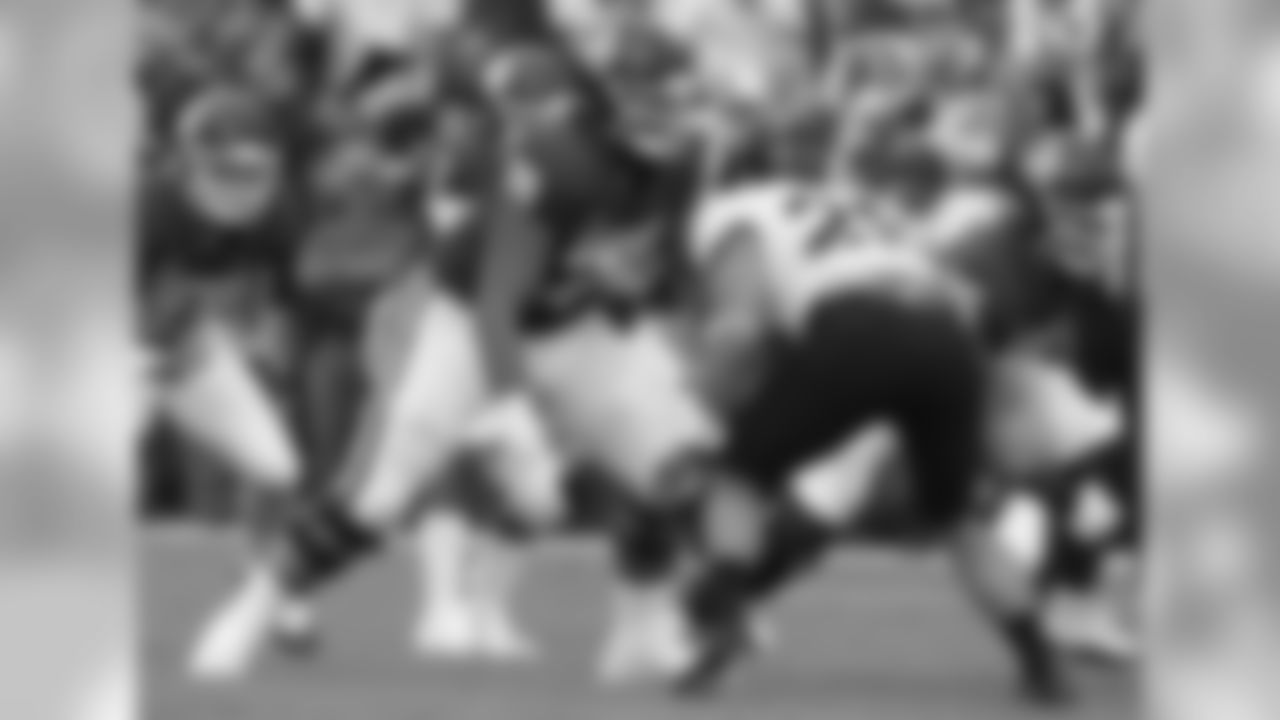 OT/G Cody Ford, Oklahoma
A road grader at right tackle last year, Ford enters as one of the top offensive line prospects in this year's class. He's a very stocky, physical player at 6-foot-4, 338 pounds. Evaluators will be looking to see if his quickness and agility project him as a better right tackle or guard.
