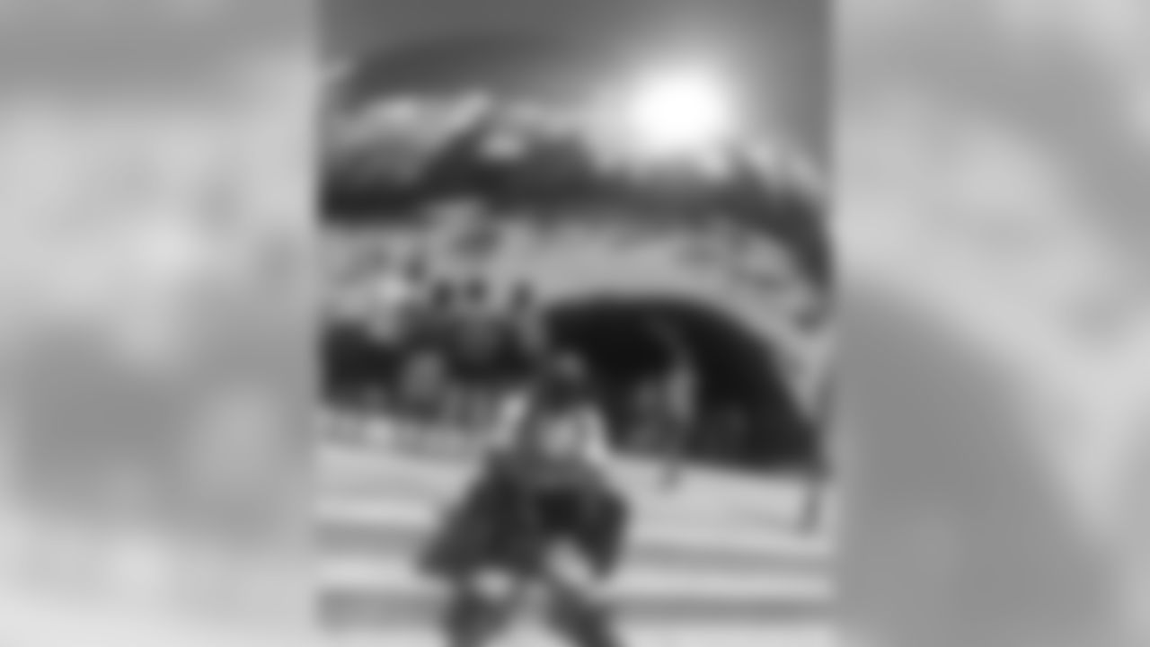 _showtime31 [Terrence Brooks]:Chillin at THE BEAN with the signature @alevine.sr pose