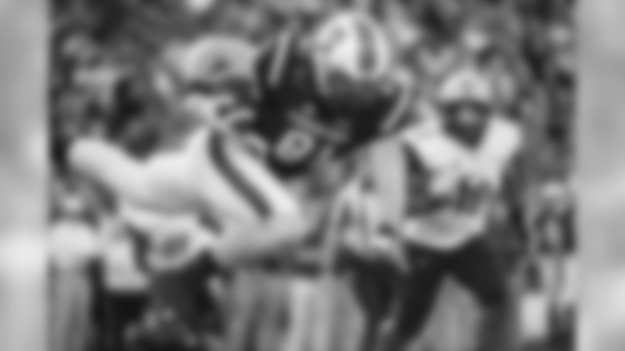 TE Hayden Hurst, South CarolinaA former minor league baseball pitcher, Hurst got a late start to football but excelled as a pass catcher and blocker once he arrived. He has fantastic hands and body control to make tough catches over the middle and in the end zone.
(AP Photo/Sean Rayford)