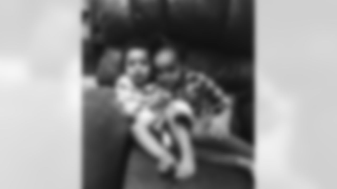 eugenemonroe60[Eugene Monroe]: My loves just chillin, waiting for baby sis to arrive #family #nfl #baltimore #ravens #fatherhood