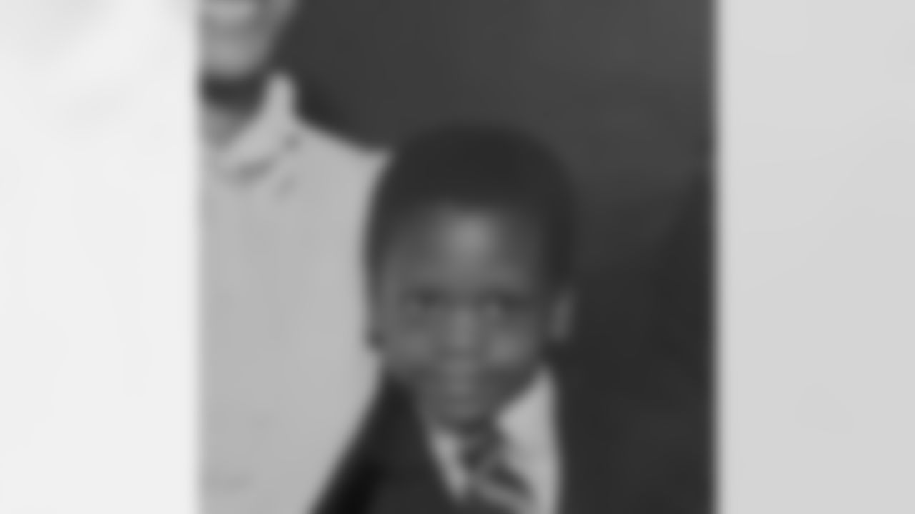 benjaminswatson[Benjamin Watson]: #TBT to that mischievous 5 yr old who thought it was a good idea to go over a friends house and cut off his own eyebrows. (and somehow my mom is still smiling in the picture)