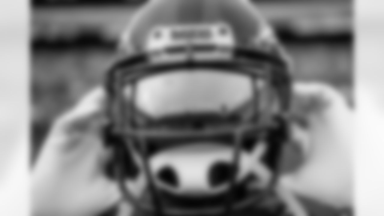 DB/LB Anthony Levine Sr.