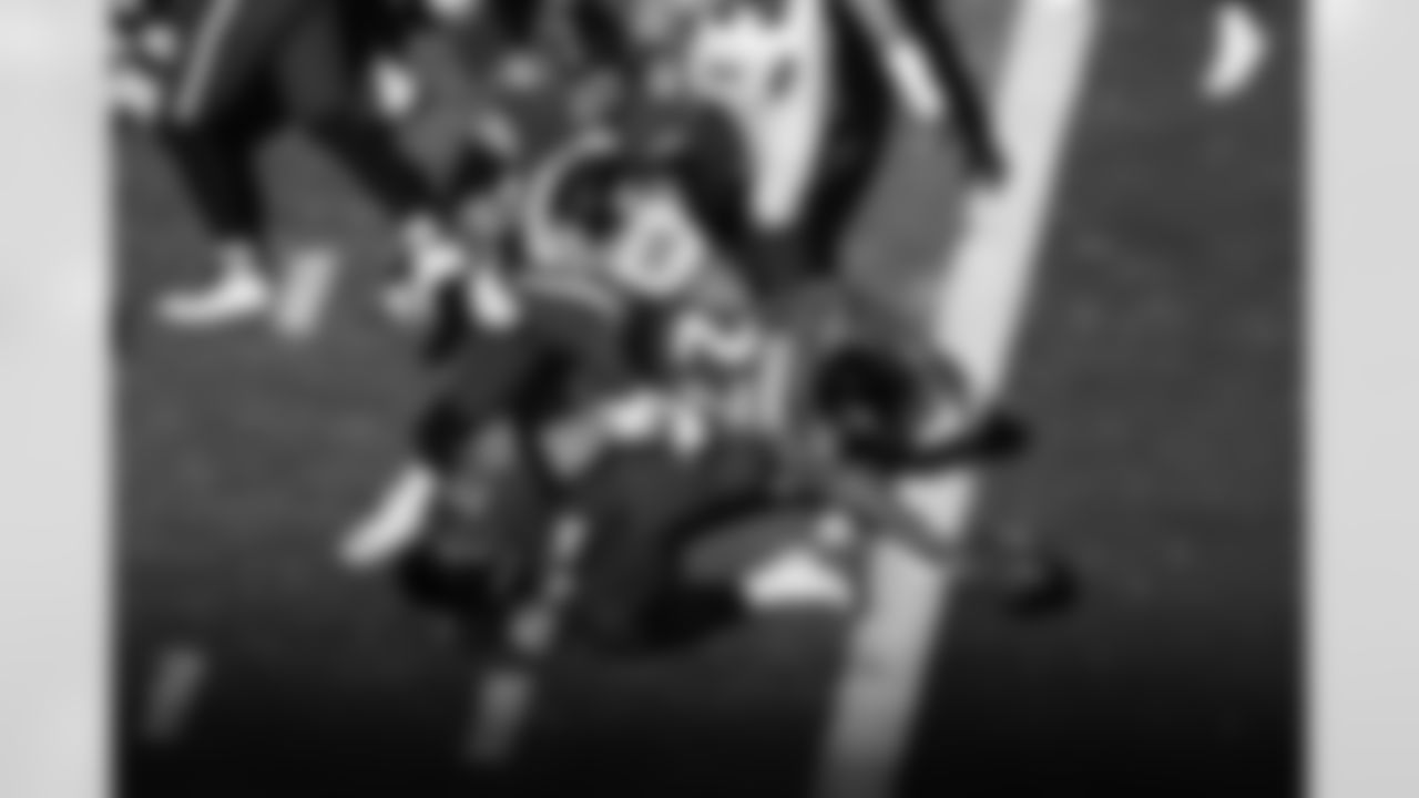 Baltimore Ravens RB J.K. Dobbins (27) reaches into the end zone for a touchdown against the New York Giants on December 27, 2020 at M&T Bank Stadium